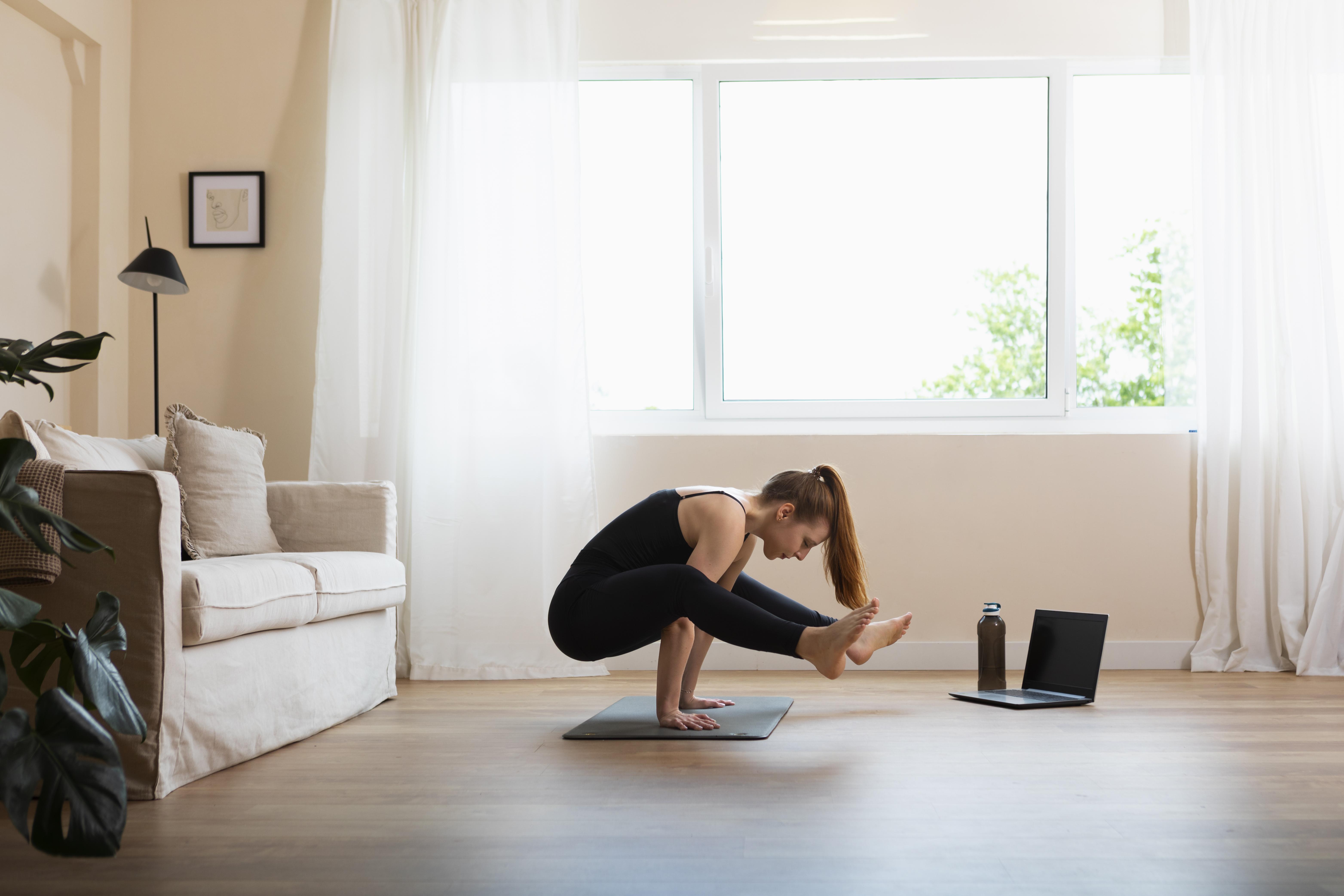 mujer de tiro completo haciendo yoga