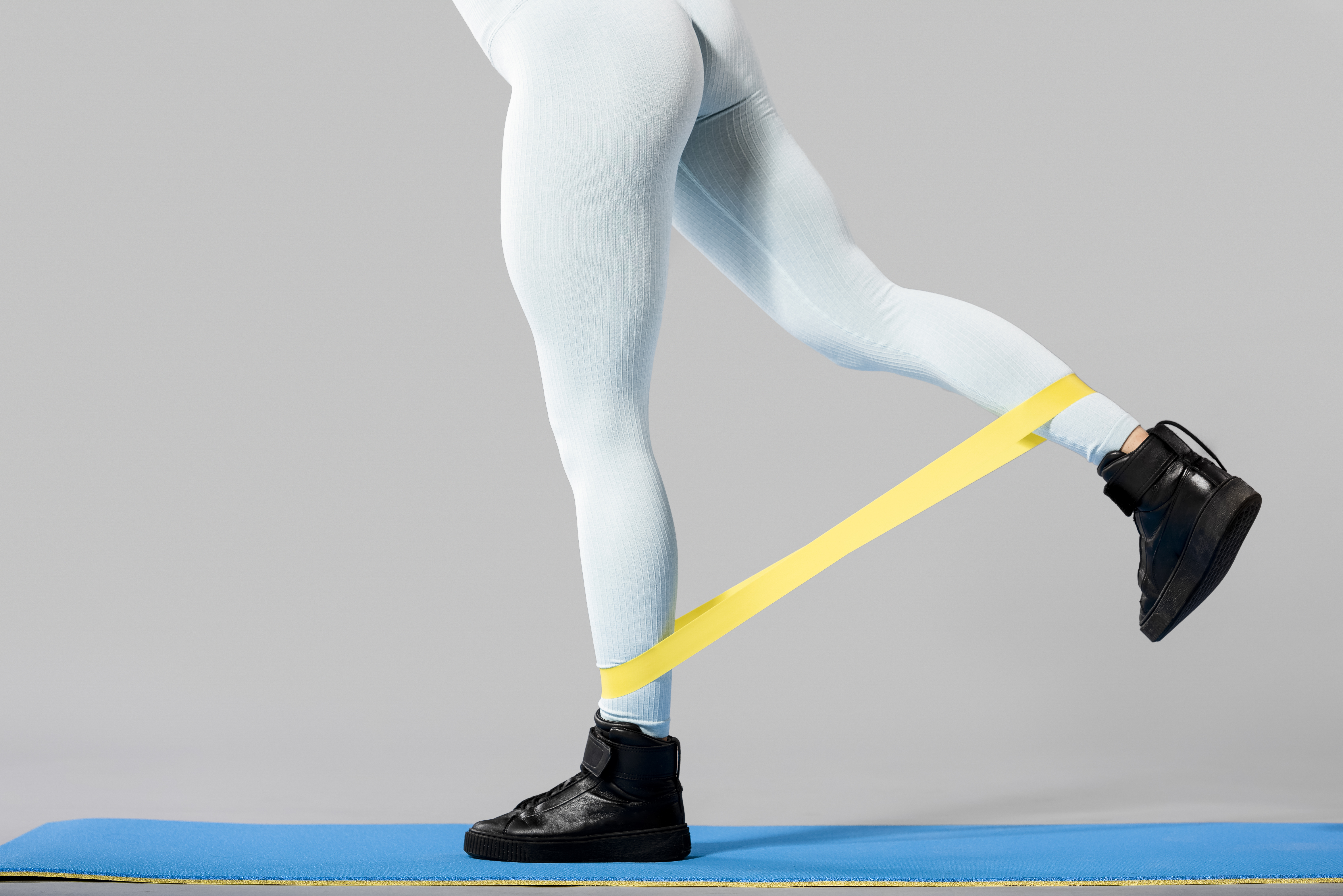 vista frontal de mujer deportiva haciendo ejercicios